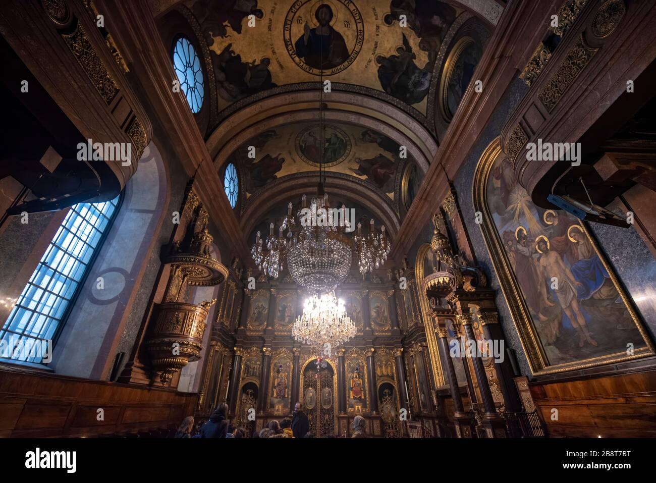 WIEN, ÖSTERREICH. Innenraum der griechisch-orthodoxen Kirche der Heiligen Dreifaltigkeit. Der Gebetsraum mit geschnitzter goldener Ikonostase und Kanzel Stockfoto