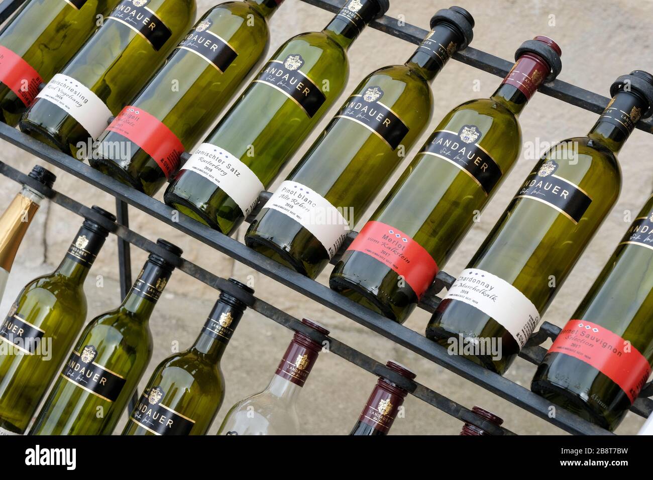 Angebot an Landauer Weinen im Haus des Weinguts in Rust-am-See, im burgenländischen Österreich Stockfoto