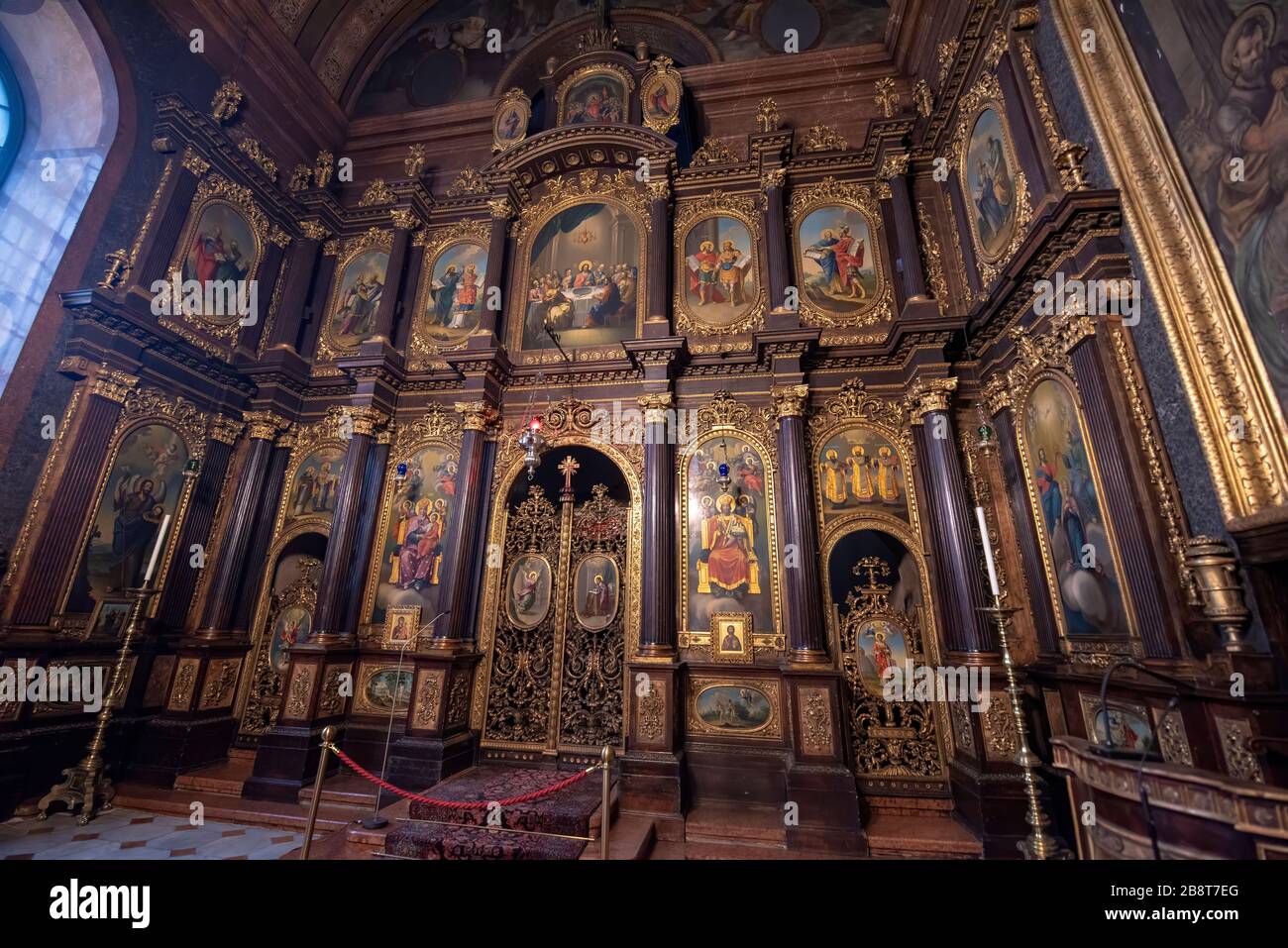 WIEN, ÖSTERREICH. Innenraum der griechisch-orthodoxen Kirche der Heiligen Dreifaltigkeit. Der Gebetsraum mit geschnitzter goldener Ikonostase und Kanzel Stockfoto