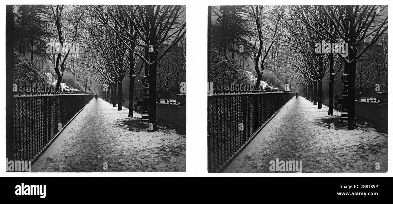 PLACE UND MARTIN-nadaud AVENUE GAMBETTA, WETTERSCHNEE, 20. BEZIRK, PARIS Place Martin-Nadaud et l'Avenue Gambetta, par temps de neige, Paris (XXème arr.). 1920-1940. Vue stéréoscopique anonyme. Paris, musée Carnavalet. Stockfoto