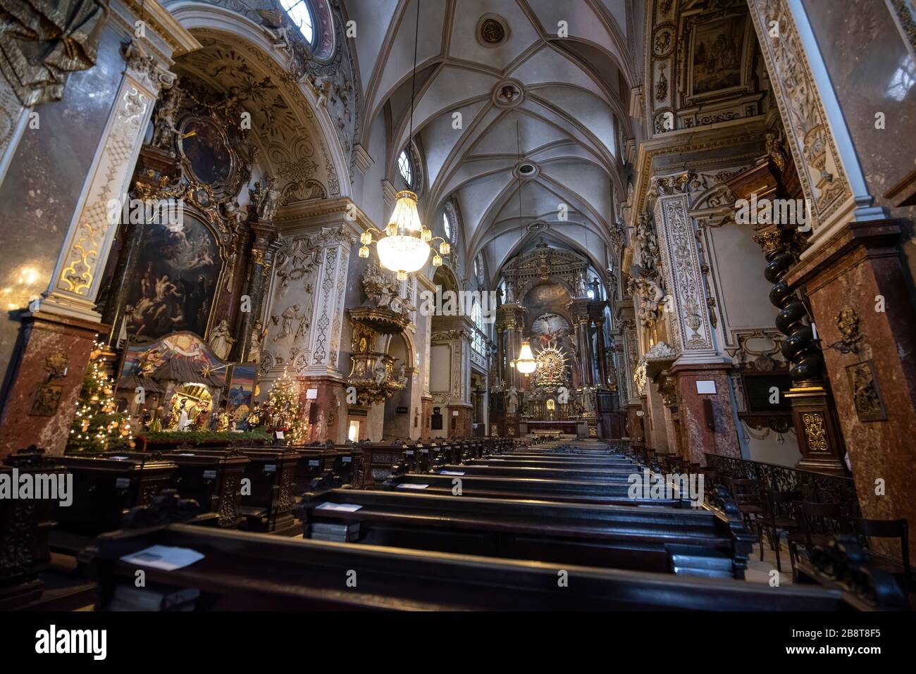 WIEN, ÖSTERREICH. Das Innere der Franziskanerkirche, dem hl. Hieronymus (hl. Hieronymus) gewidmet, wurde 1611 im Renaissancestil mit barockem Interieur erbaut Stockfoto