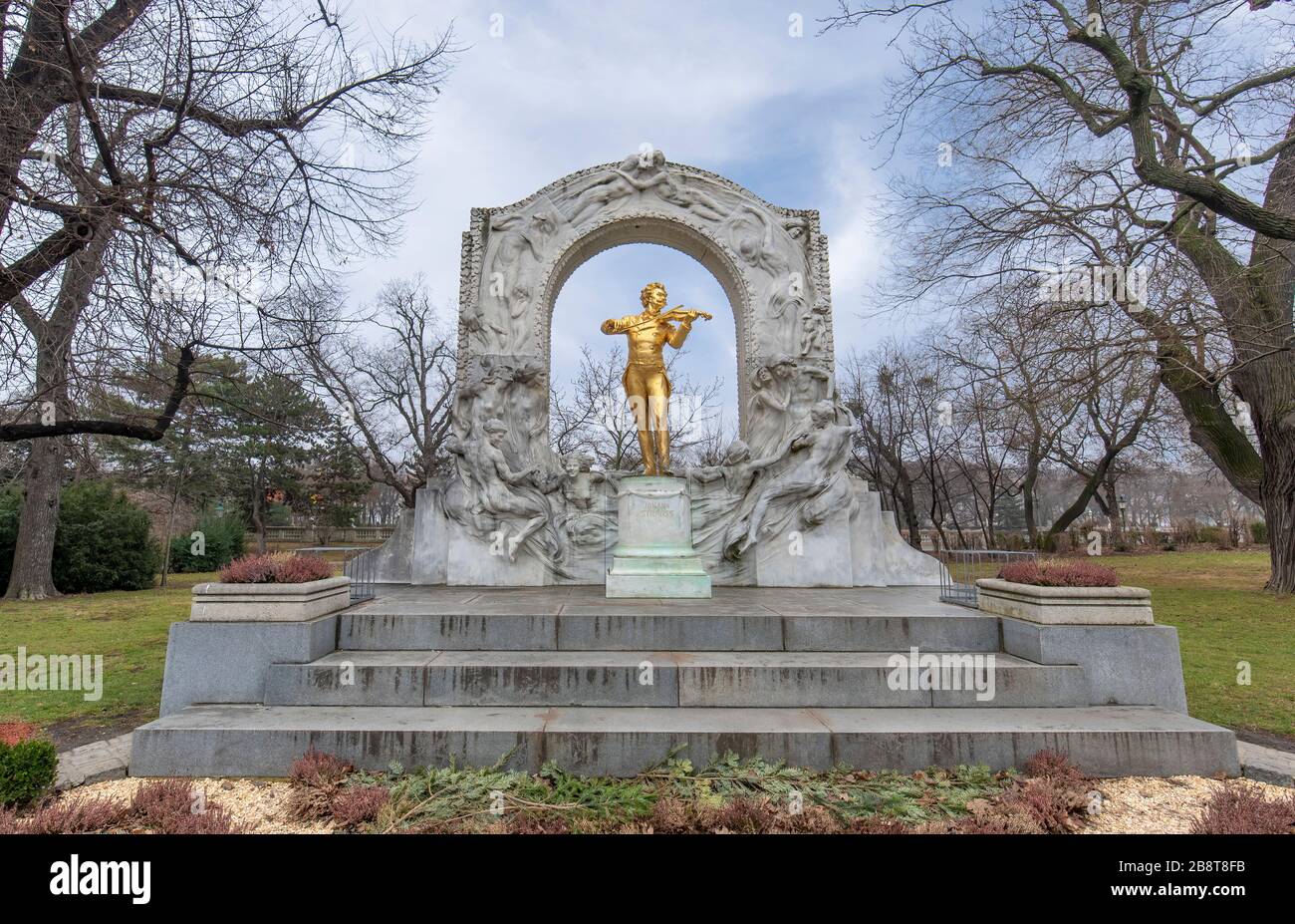 Wien, Österreich. Denkmal des Walzerkönigs Johann Strauss II. In Wien. Berühmte goldene Statue des großen österreichischen Komponisten Stockfoto