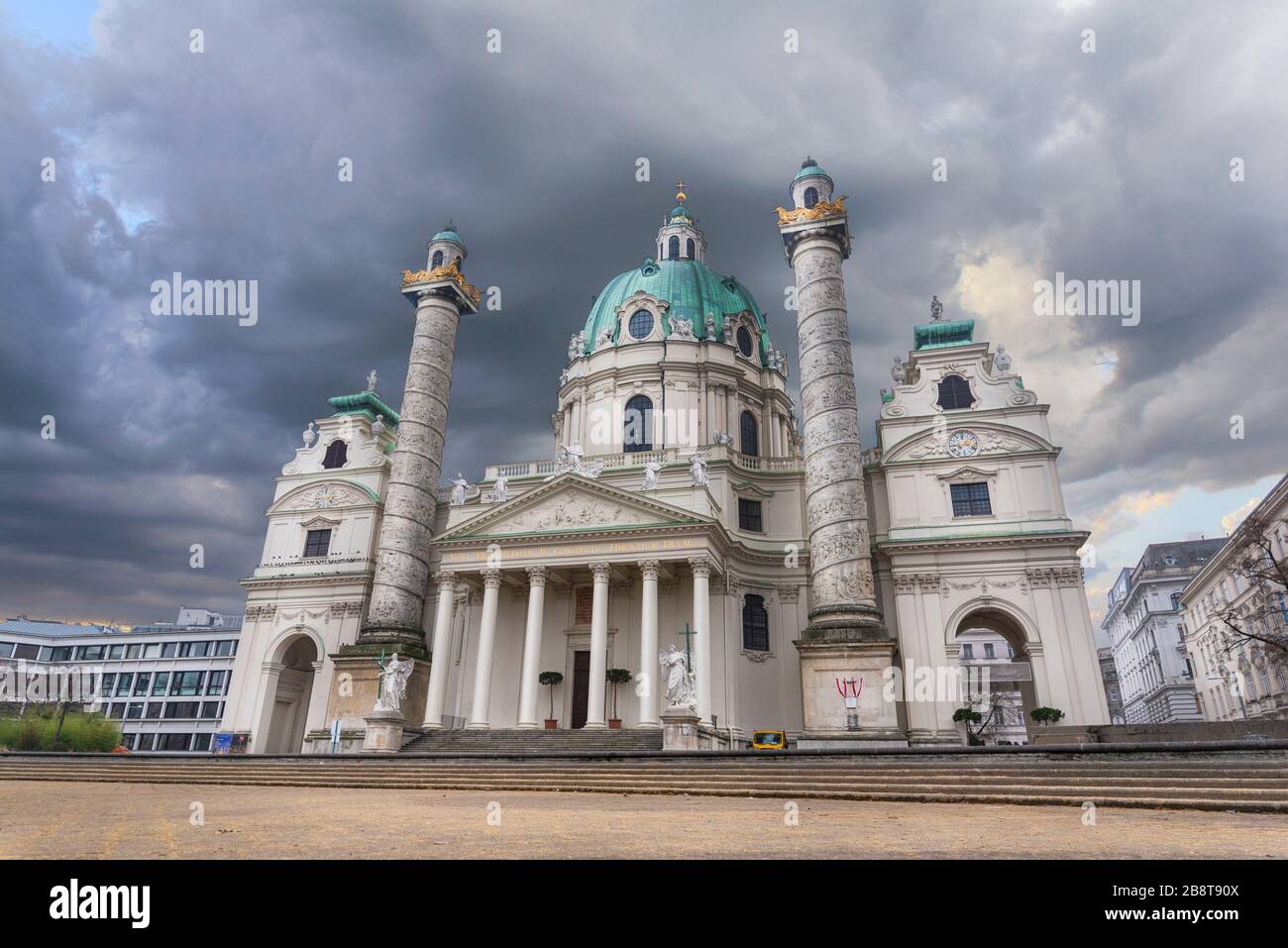 Karlskirche (Wiener Karlskirche) am Karlsplatz in Wien, Österreich. Der Wiener Dom im Stil des Barock ist dem Heiligen Karl Borromeo gewidmet Stockfoto