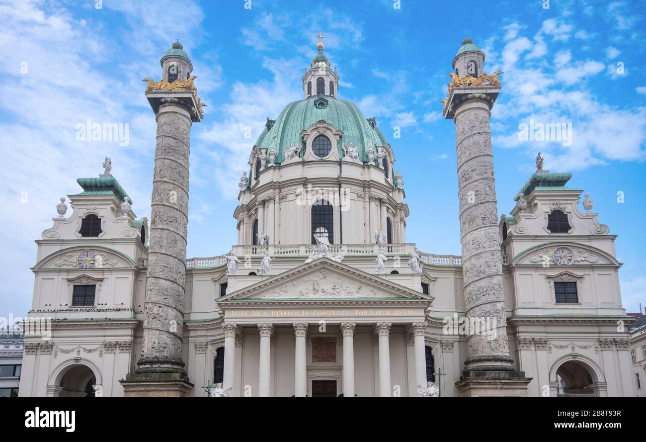 Karlskirche (Wiener Karlskirche) am Karlsplatz in Wien, Österreich. Der Wiener Dom im Stil des Barock ist dem Heiligen Karl Borromeo gewidmet Stockfoto