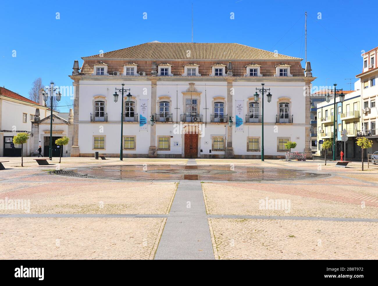 Portimao, Portugal - 2. März 2019: Schöner Platz mit Springbrunnen im Stadtzentrum von Portimao, Portugal. Stockfoto