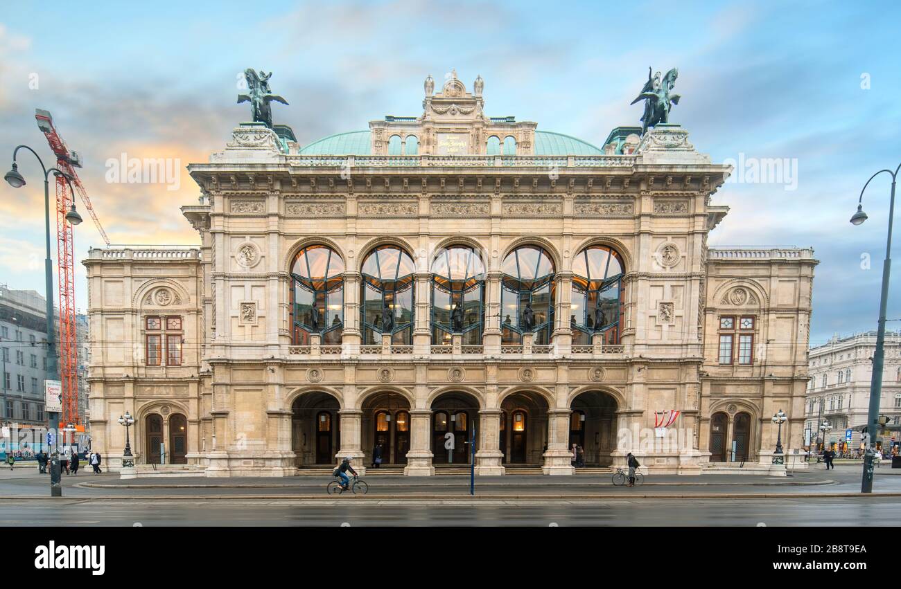 Wien, Österreich. Die Wiener Staatsoper ist ein österreichisches Konzerthaus bei Sonnenuntergang Stockfoto