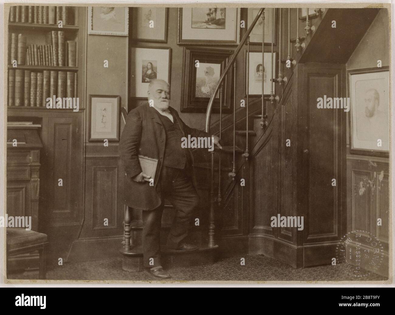 Porträt des Schauspielkritikers Sarcey (1827-1899), vor einer Treppe. Porträt von Sarcey (1827-1899). Francisque Sarcey (1827-1899), Kritik dramatique, devant un escalier. Photographie de Paul Cardon (dit Dornac ou Paul Marsan). Papieralbuminé. Entre 1885 und 1895. Paris, musée Carnavalet. Stockfoto