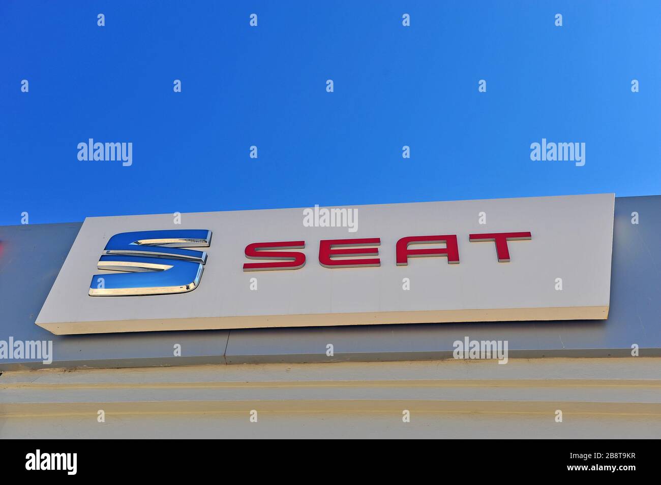Portimao, Portugal - 2. März 2019: Logo der Seat Automobilfirma an der Spitze des Händlerbetriebs. Stockfoto