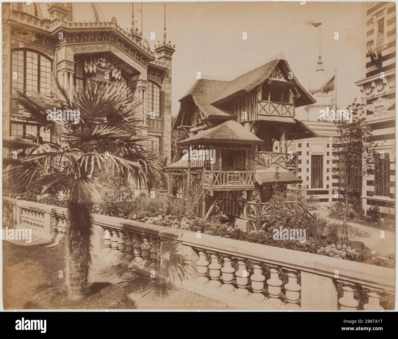 Universalausstellung von 1889. Rustikales Haus. Ausstellung von 1889er. Rustikal, Champs de Mars, 7. Bezirk, Paris. Ausstellung universelle de 1889er. Maison Rustique, Champs-de-Mars. Paris (VIIème arr.). Photographie de Neurdein Frères. Papieralbuminé. Im Jahr 1889. Paris, musée Carnavalet. Stockfoto