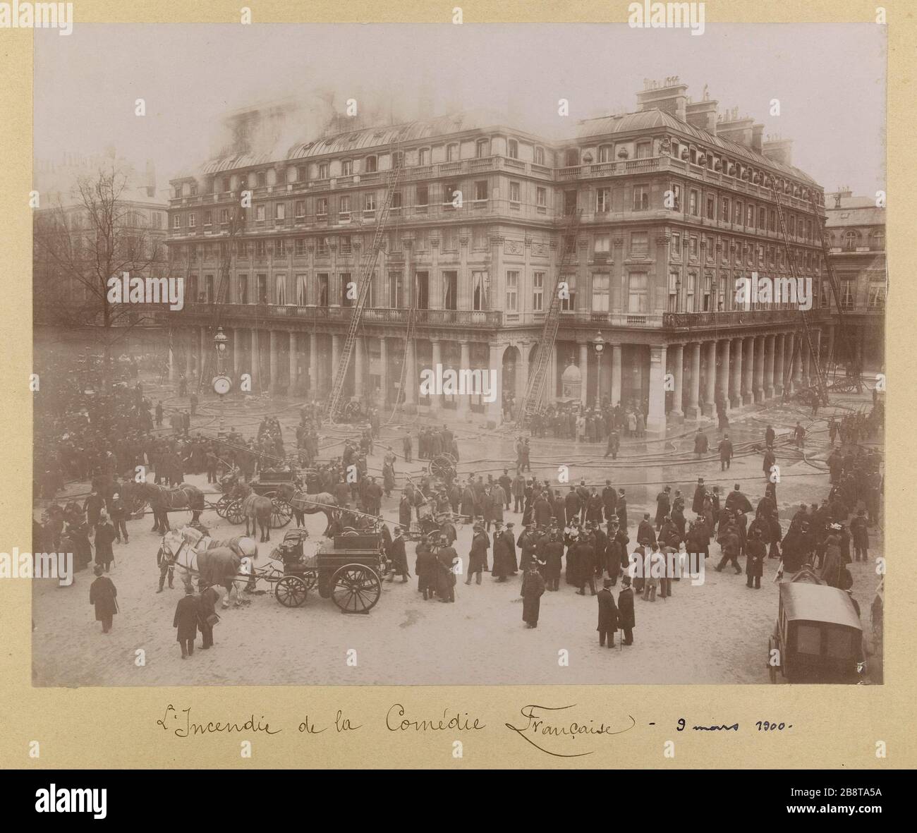 The Incendide of French Comedy - 9. März 1900 Fire Theatre of the Comédie-French, 1. Arrondissement, Paris. L'Incendide de la Comédie Française - 9 mars 1900. Incendie du théâtre de la Comédie-Française. Paris (Ier arr.). Photographie anonyme. Tirage Aristotyp à la gélatine. 9 mars 1900. Paris, musée Carnavalet. Stockfoto