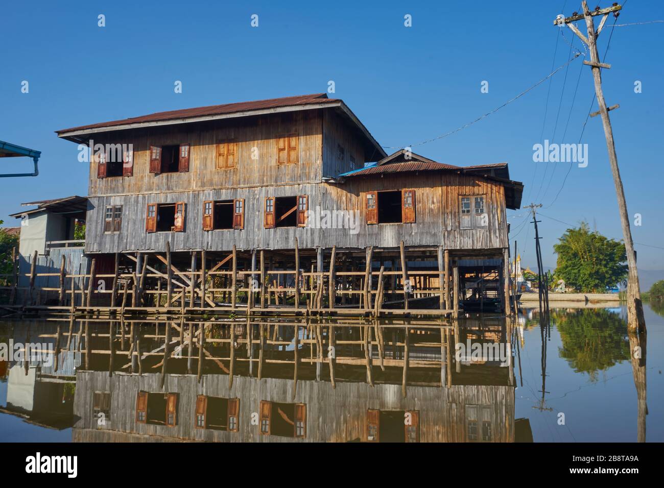 Haus auf Stelzen, Weberei, Intha Pfahldorf Inn Paw Khon, Inle See, Shan-Staat, Myanmar Stockfoto