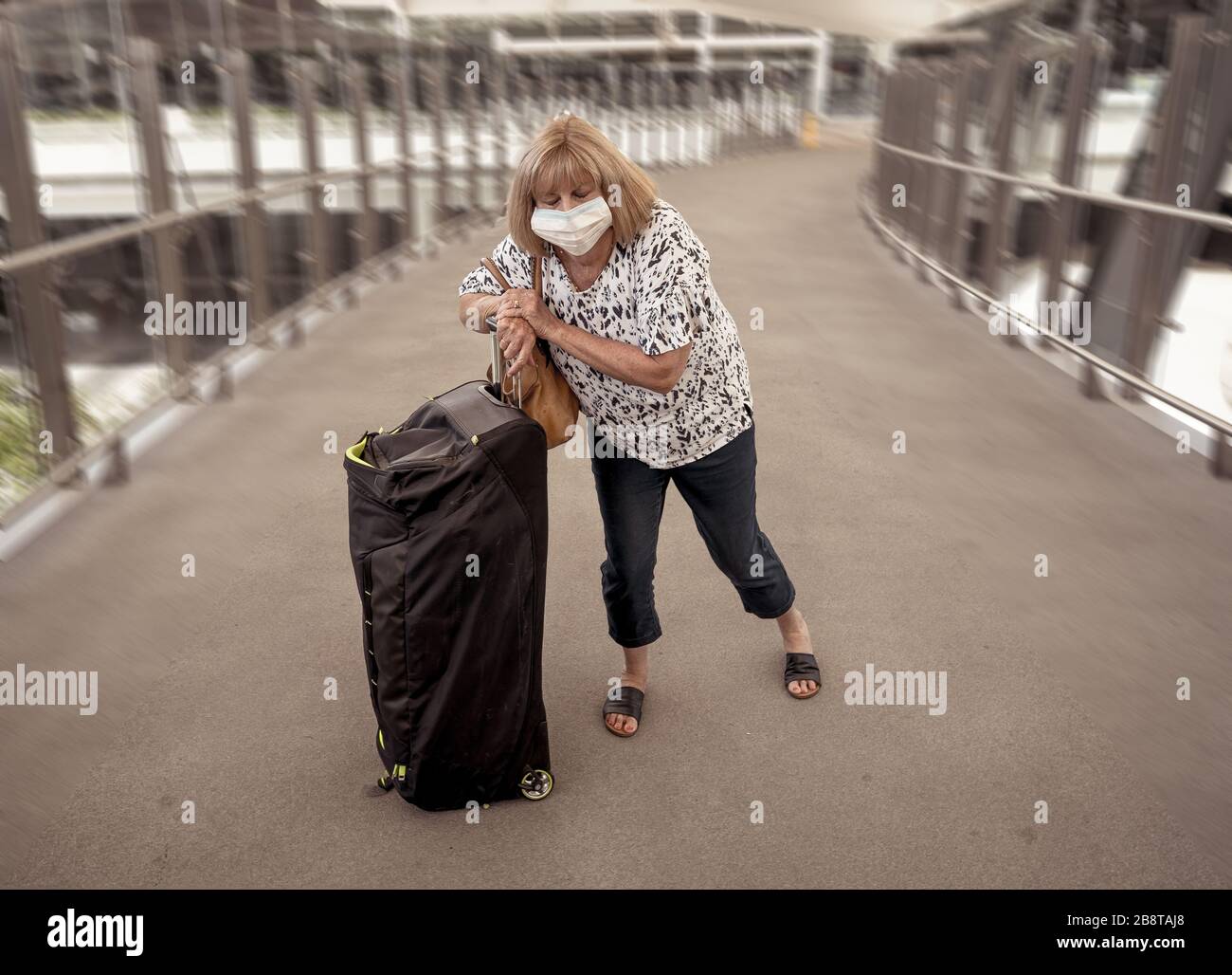 Reiseverbot für Coronavirus Outbreak und Einschränkungen. Reisender Mann mit Gesichtsmaske am internationalen Flughafen von Flugstornierung betroffen. COVID-19 pande Stockfoto