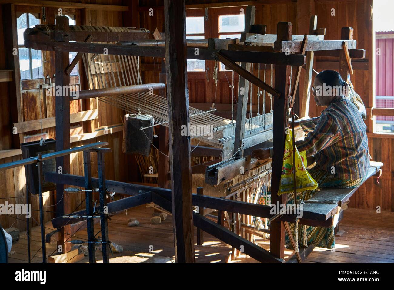 Frau aus dem Intha-Volk am Webstuhl, Inn Paw Khon, Inle See, Shan-Staat, Myanmar Stockfoto