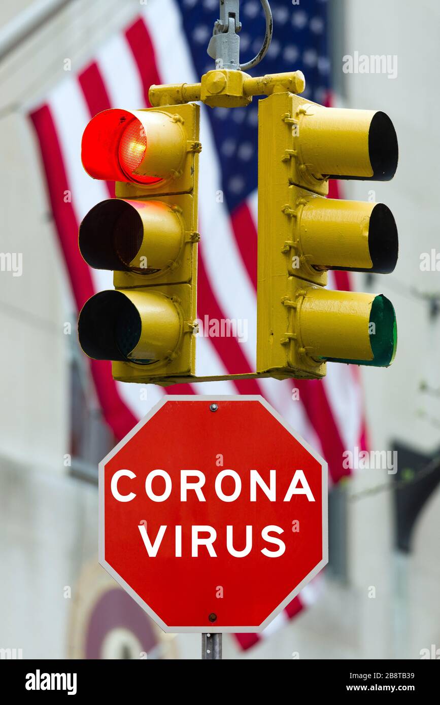 Composite mit Warnschild für Corona-Viren vor rotem Bremslicht und US-Flagge, Konzept für Reiserundung Stockfoto