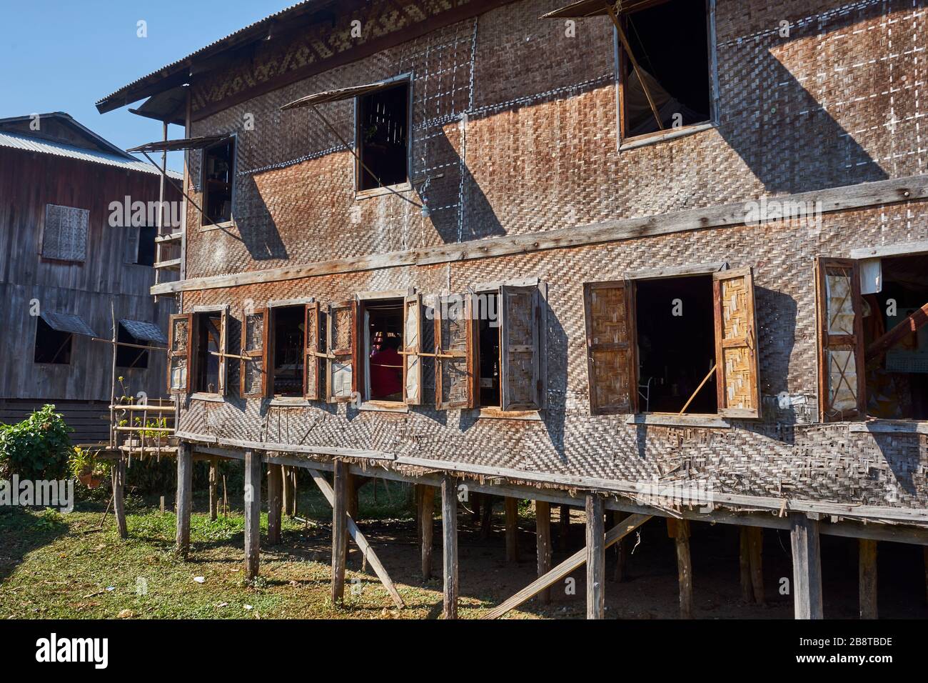 Haus auf Stelzen, Weberei, Intha Pfahldorf Inn Paw Khon, Inle See, Shan-Staat, Myanmar Stockfoto