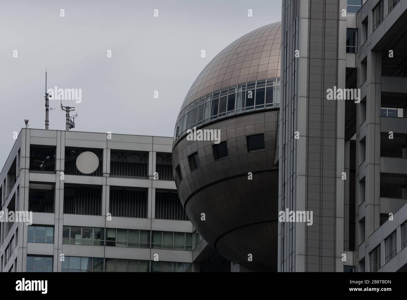 Odaiba, Tokio/Japan - 22. Mai 2019: Fuji Television Headquarters Building. Die Kugel mit Aussichtsplattform. Landmark mit einzigartigem Design. Stockfoto