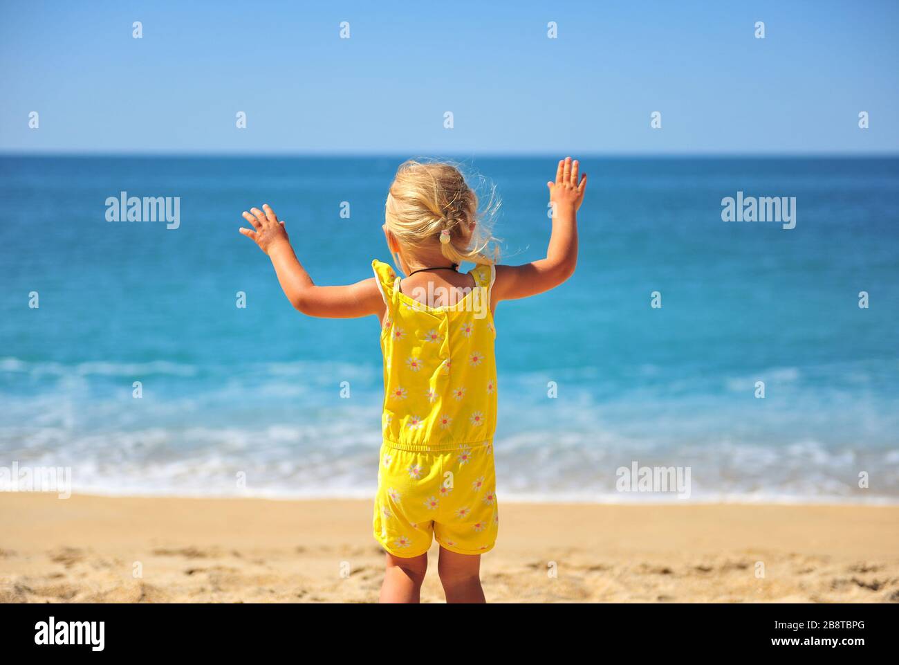 Rückblick auf kleines Mädchen am Strand, Portugal Stockfoto