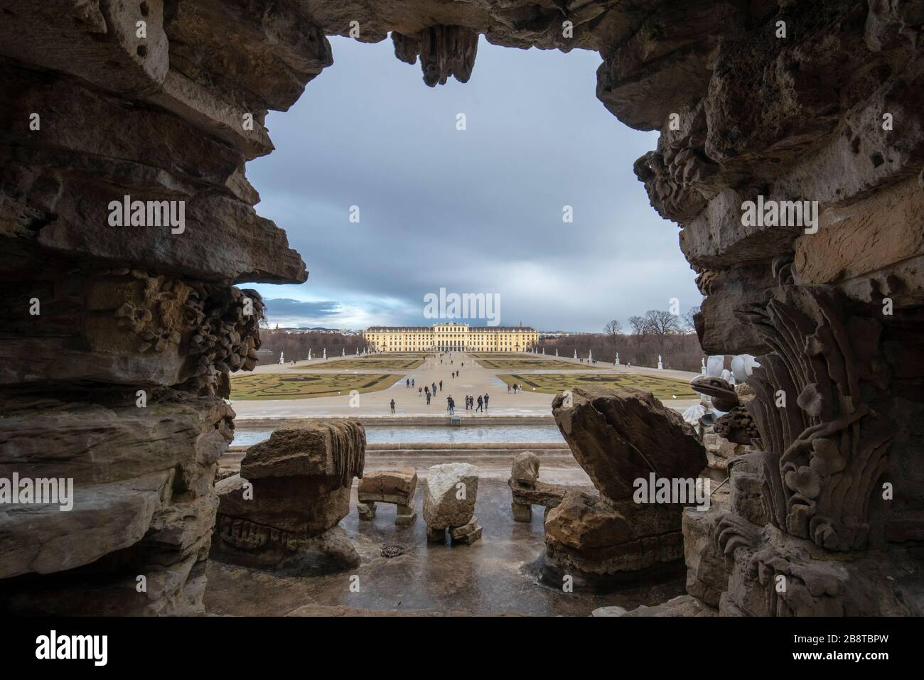 Wien, Österreich - Schloss Schönbrunn oder Schloss Schönbrunn in Wien, ist eine kaiserliche Sommerresidenz. Stockfoto