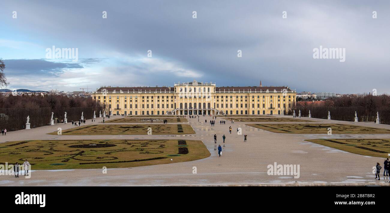 Wien, Österreich - Schloss Schönbrunn oder Schloss Schönbrunn in Wien, ist eine kaiserliche Sommerresidenz. Stockfoto