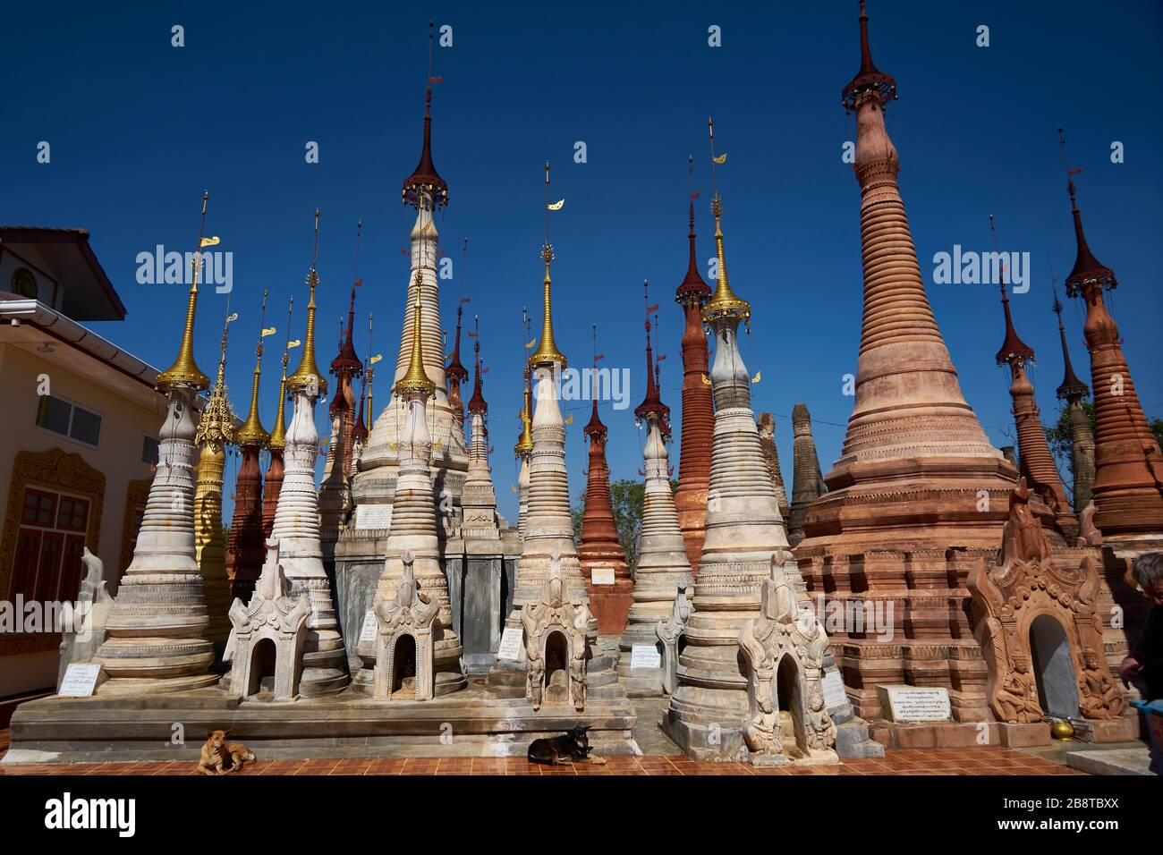 Grab-Stupas, In-Dein-Pagodenwald, Shwe Inn Thein-Pagode, Dorf Indein, Inle See, Shan-Staat, Myanmar Stockfoto