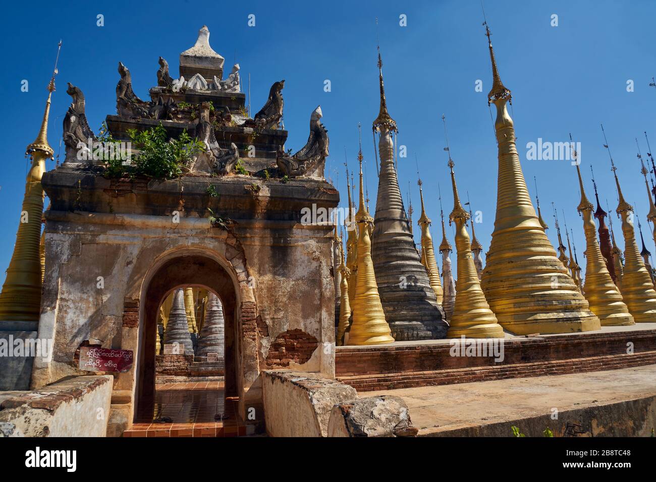 Eingang und Außenmauer, in-Dein-Pagodenwald, Shwe Inn Thein-Pagode, Dorf Indein, Inle See, Shan-Staat, Myanmar Stockfoto