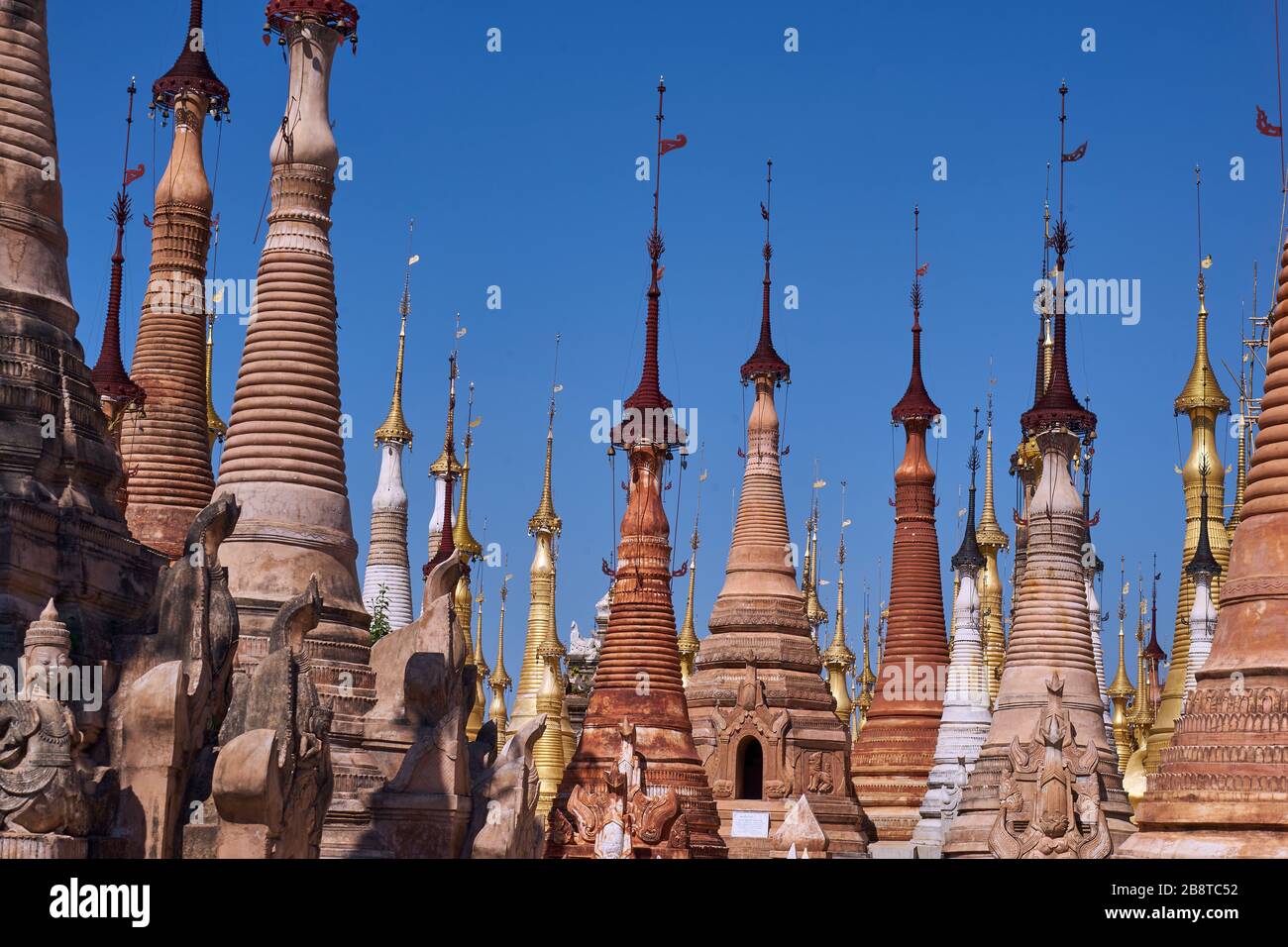 Grab-Stupas, In-Dein-Pagodenwald, Shwe Inn Thein-Pagode, Dorf Indein, Inle See, Shan-Staat, Myanmar Stockfoto