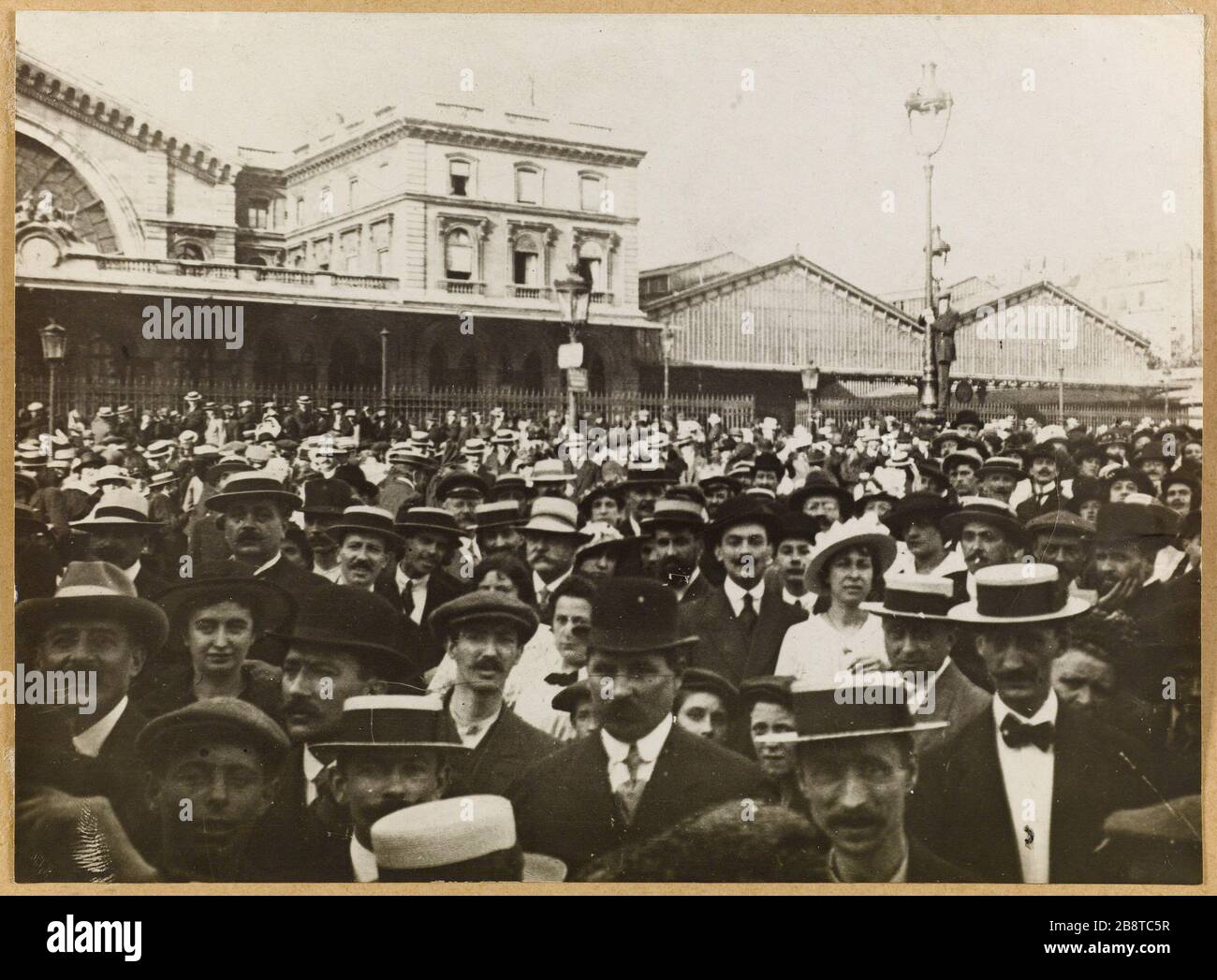 Mobilisierung 1914 - die Menge am Ostbahnhof. Die Menge am Ostbahnhof, 10. Pariser Bezirk. La Mobilisierung 1914 - La foule à la gare de l'EST. Paris (Xème arr.). Photographie de Charles Lansiaux (1855-1939). Tirage au gélatino-bromure d'argent. 1914. Paris, musée Carnavalet. Stockfoto