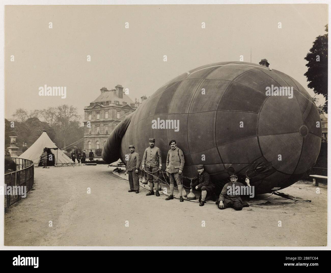 Weltkrieg (großer Krieg, Krieg 1914-1918). Die Einführung von Luftballons "Sausage" am fest der Befreiung im November 1918, in den Tuileries Gärten, der seine Seite, 1. Bezirk, Paris. Guerre 1914-1918. Présentation de ballons captifs 'saucisse' lors de la fête de la Libération, dans le jardin des Tuileries, côté seine. Paris (Ier arr.). Photographie anonyme. Tirage au gélatino-bromure d'argent. Novembre 1918. Paris, musée Carnavalet. Stockfoto