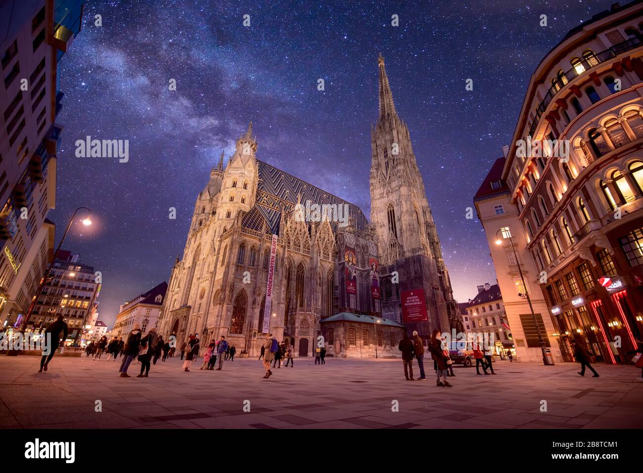 Wien, Österreich - Stephansdom nachts im Zentrum von Wien. römisch-katholische Kirche im gotischen Stil. Stephansdom Stockfoto