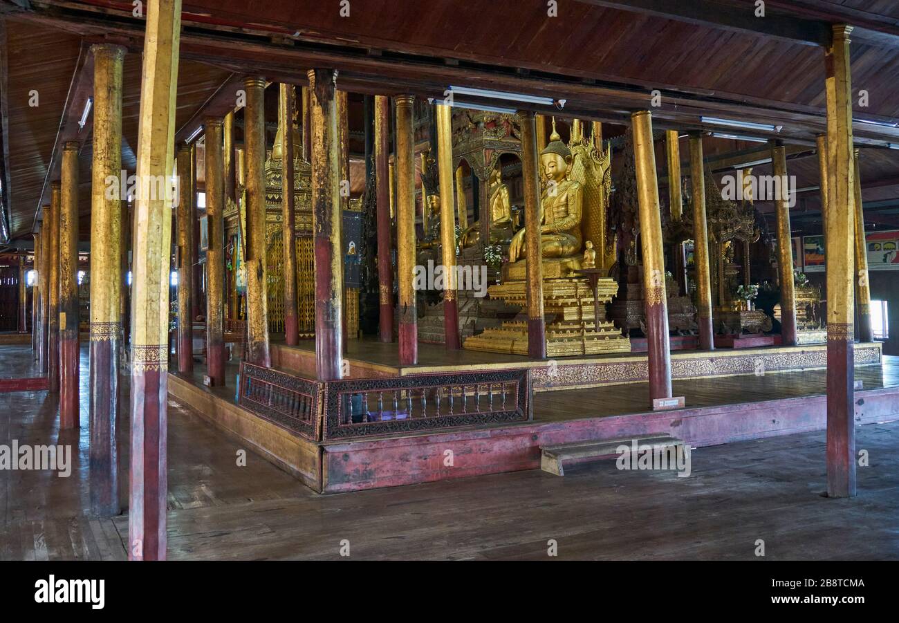 Säulenhalle mit Buddhaschrein, Nga-Phe-Kyaung-Kloster, Inle See, Shan-Staat, Myanmar Stockfoto