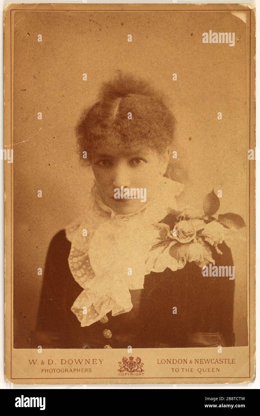 Porträt von Rosine Bernard, genannt Sarah Bernhardt (1844-1923), Schauspielerin Downey, William. "Portrait de Rosine Bernard, dite Sarah Bernhardt (1844-1923), actrice". Tirage sur Papier albuminé. vers 1880-1880. Paris, musée Carnavalet. Stockfoto
