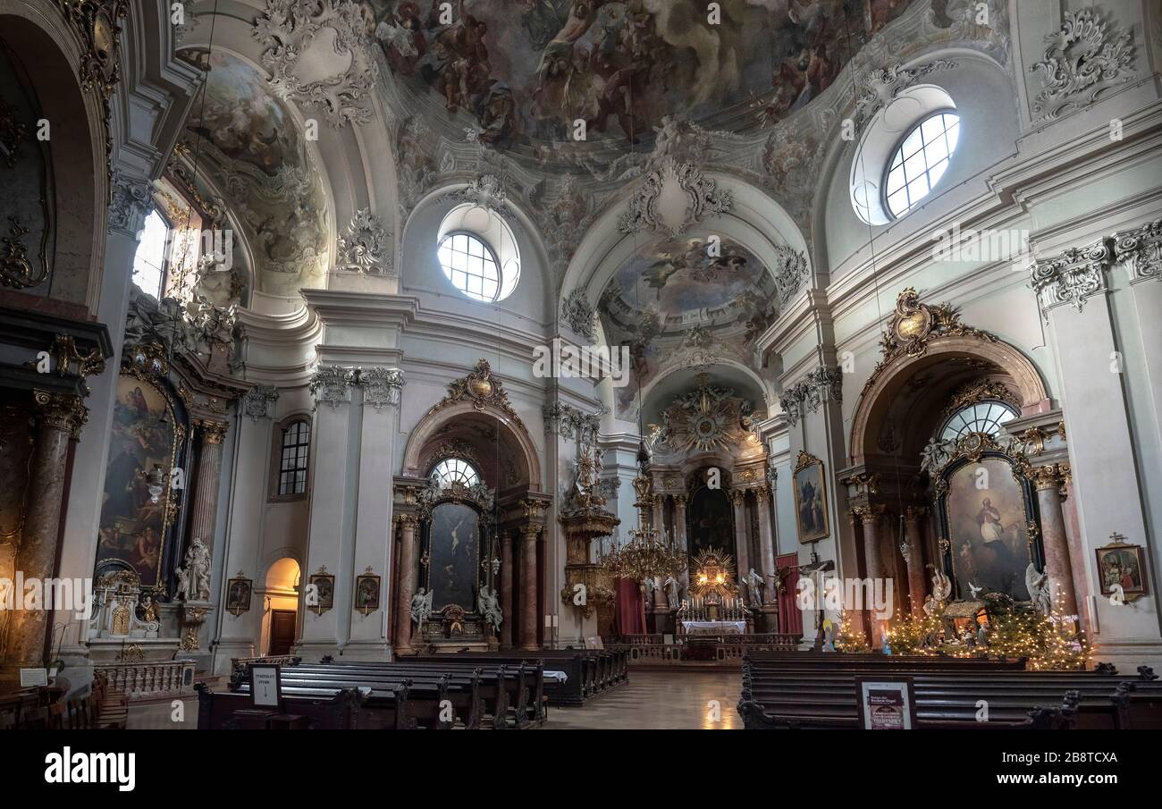 Wien, Österreich - Innere der Barockkirche Maria treu - Katholische Kirche Piaristenkirche oder römisch-katholische Piaristische Kirche in Wien Stockfoto