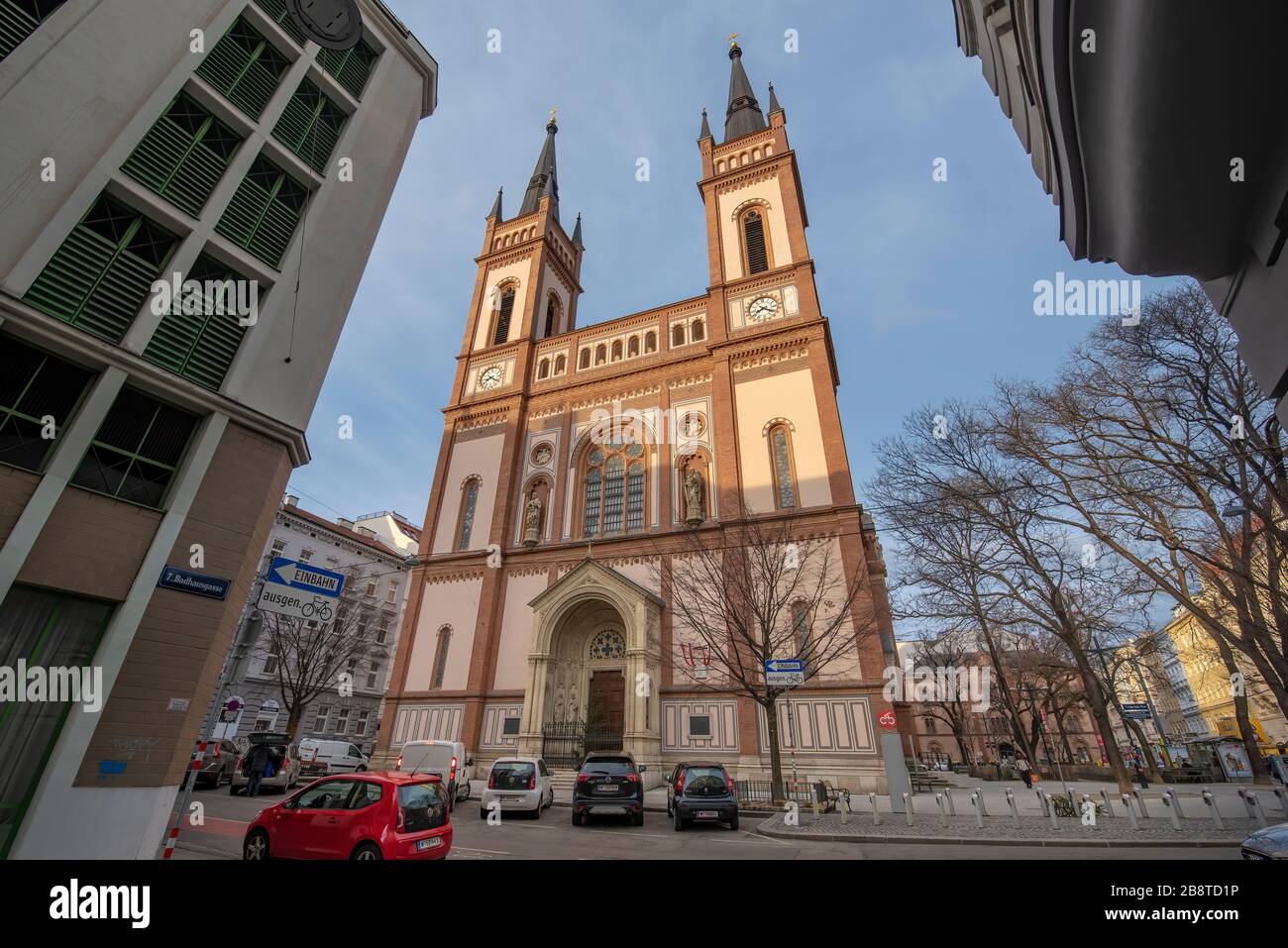 Wien, Österreich - die Altlerchenfelder Pfarrkirche zur sieben Schutzhütte in Wien, einer Römisch-Katholikin. Sie weist Klassizismus und Historismus auf. Stockfoto