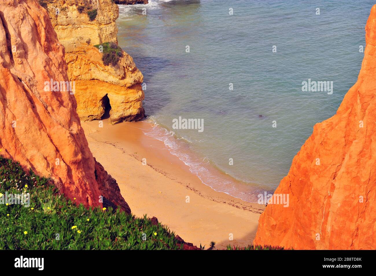 Natursteinbogen am Strand von Camilo, Lagos, Portugal Stockfoto