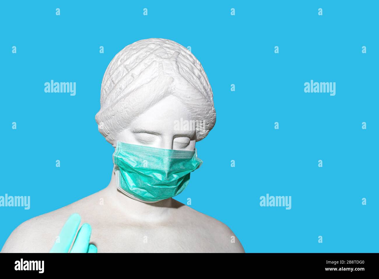 Leiter der Skulptur einer antiken Frau in medizinischen chirurgischen Masken und Handschuhen als Coronavirus-Vorbeugung für den Schutz vor hygienischen Corona-Viren. Ausbruch des Coronavirus 2019-nCov Roman Coronavirus Konzept. Stockfoto