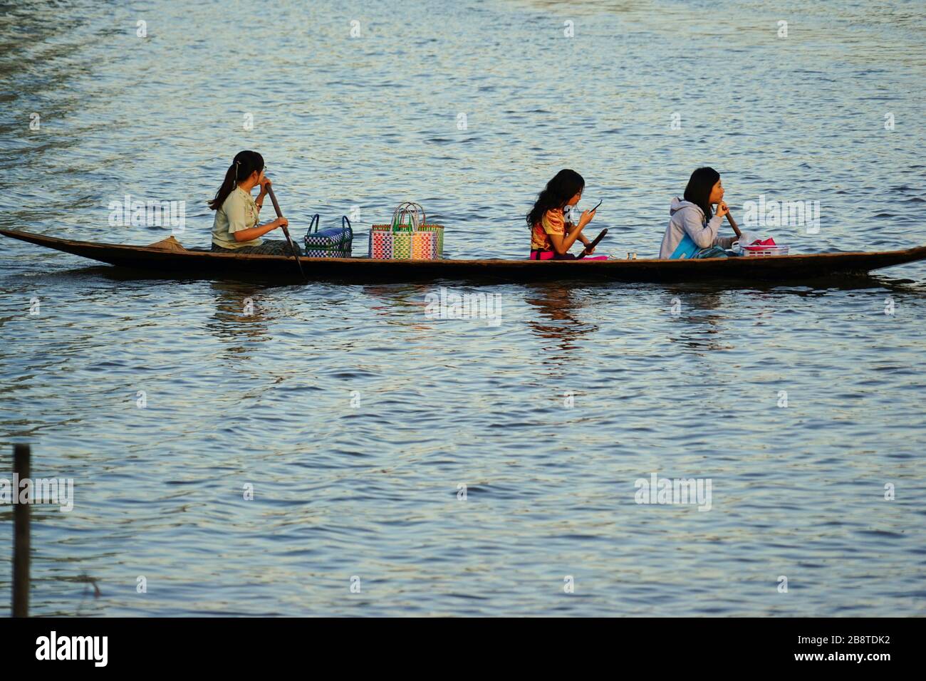 Boot im Hauptkanal des Intha Pfahldorfes Inn Paw Khon, Inle See, Shan-Staat, Myanmar Stockfoto