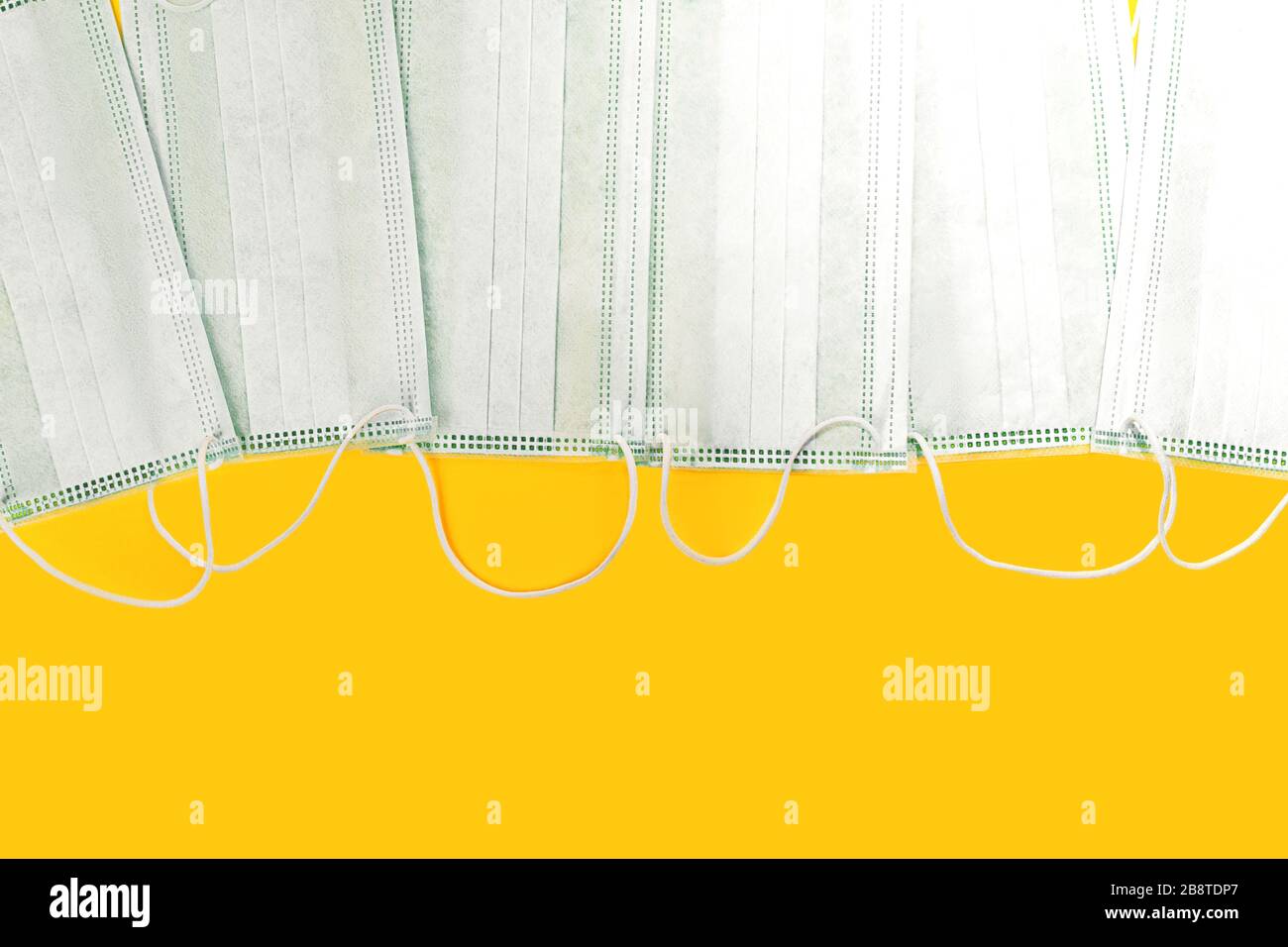 Medizinische Masken. Kreuz zu Kreuz. Roman Coronavirus - 2019-nCoV. Die Aufschrift stoppt Coronavirus. Mers-Cov-Coronavirus für die Atemwege im Nahen Osten. COVID-19-Ausbruch des chinesischen Coronavirus. Stockfoto