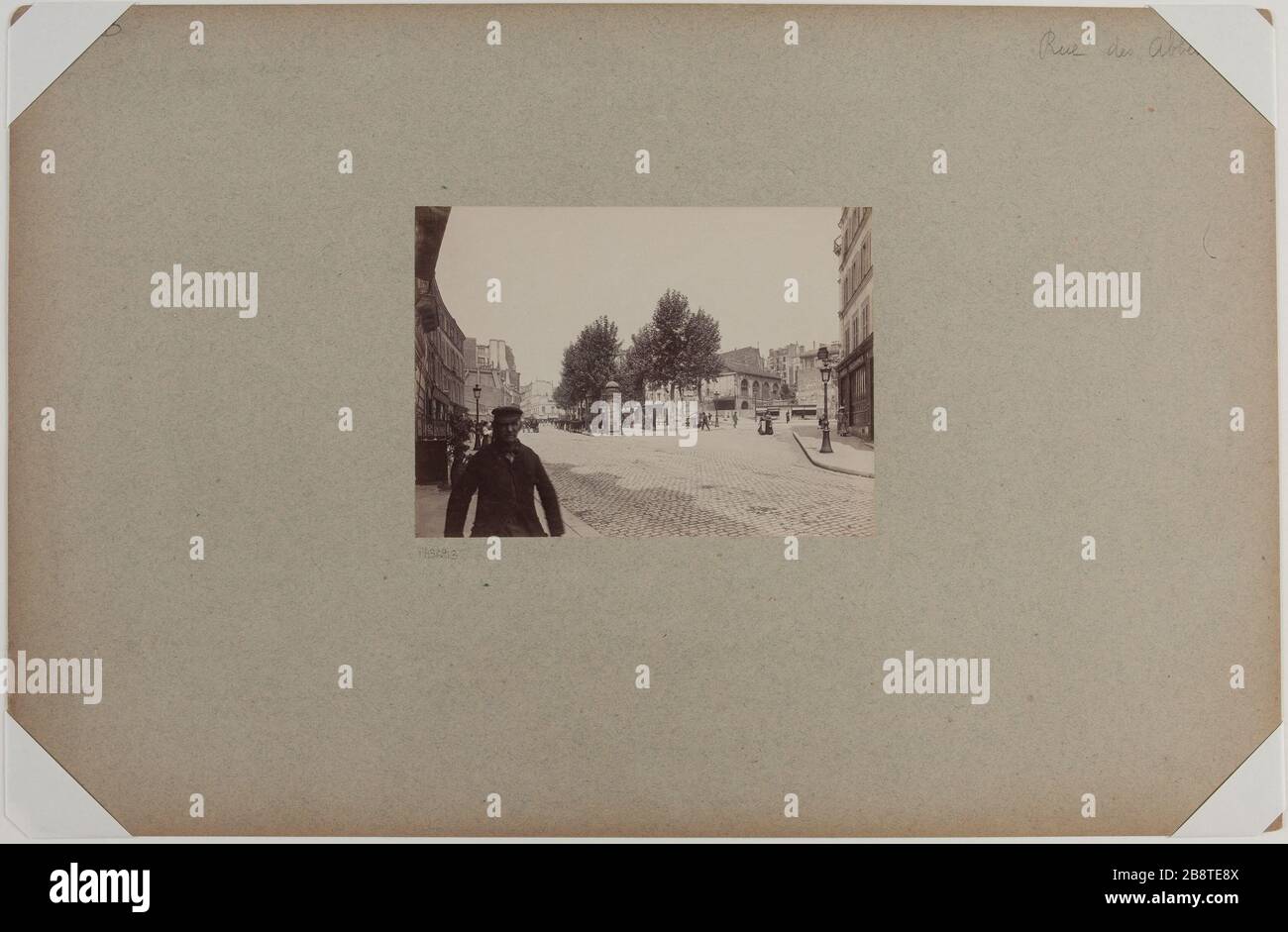 Rue des Abbesses, Montmartre, 18. Bezirk, Paris. Rue des Abbesses, Montmartre. Paris (XVIIIème arr.). Photographie d'Emmanuel Marie-Joseph Léon Pottier (1864-1921). Tirage sur Papier Albuminé. Paris, musée Carnavalet. Stockfoto