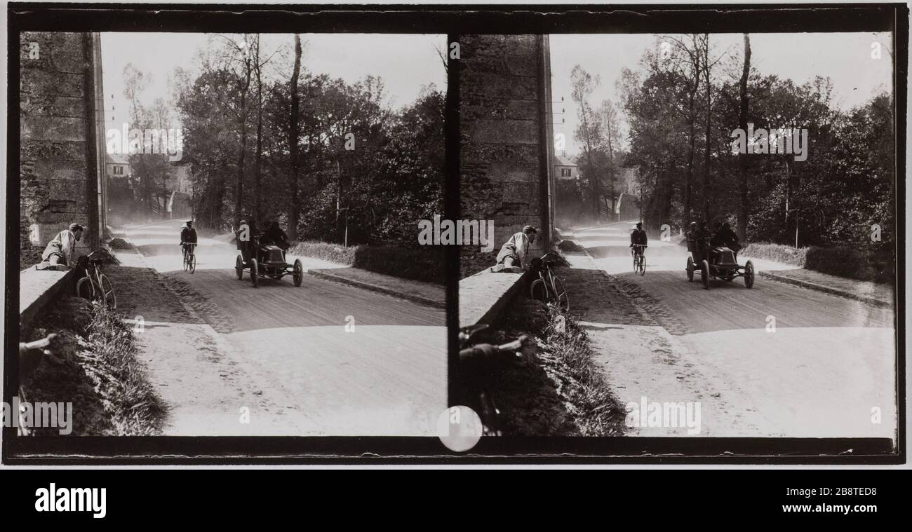 Mit Bäumen gesäumte Straße, mit Auto und Fahrrad. "Rue bordée d'arbres, avec voiture et bicyclette". Photographie de Lucien Cresson. Vue stéréoscopique: Tirage au gélatino-bromure d'argent. Entre 1900 und 1920. Paris, musée Carnavalet. Stockfoto