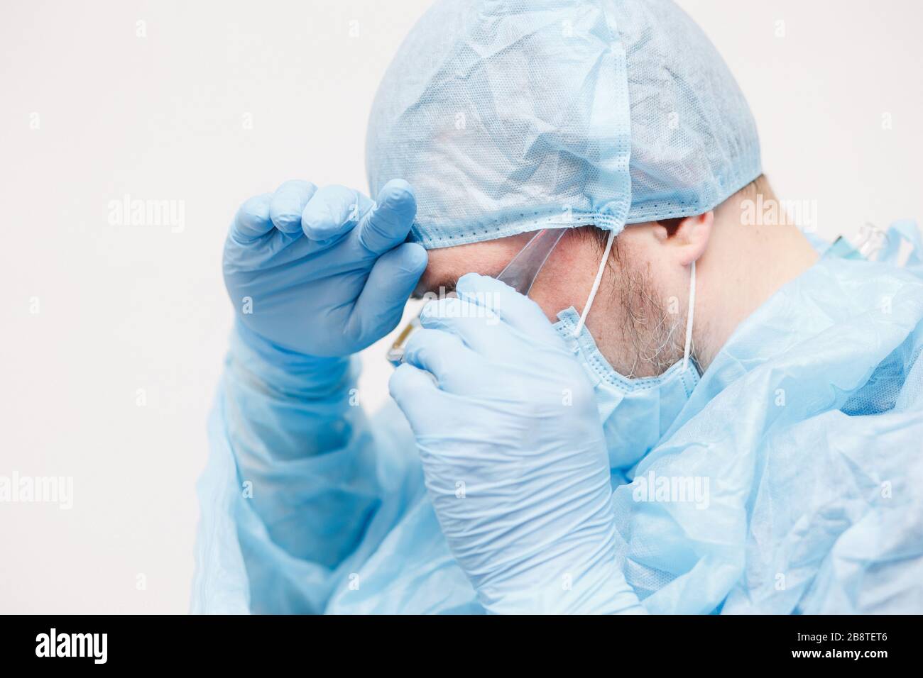 Nahaufnahme des Arztes. Medizinische Geräte. Ein Arzt, der persönliche Schutzausrüstung wie Maske, Schutzbrille und Anzug trägt, um COVID 19 Coronavirus zu schützen Stockfoto