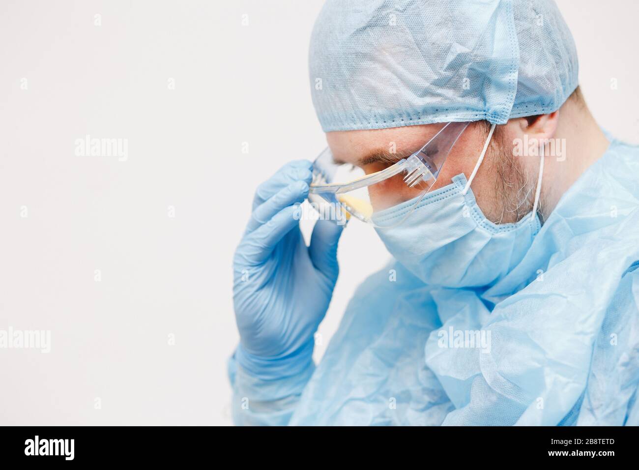 Nahaufnahme des Arztes. Medizinische Geräte. Ein Arzt, der persönliche Schutzausrüstung wie Maske, Schutzbrille und Anzug trägt, um COVID 19 Coronavirus zu schützen Stockfoto