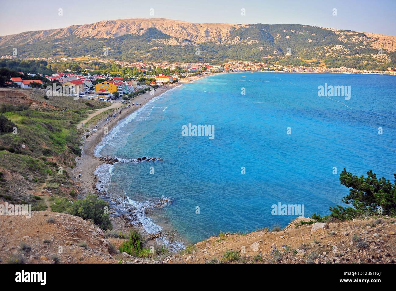 Malerischer Blick auf das Baska Resort und die Bucht auf der Krk Insel, Kroatien Stockfoto