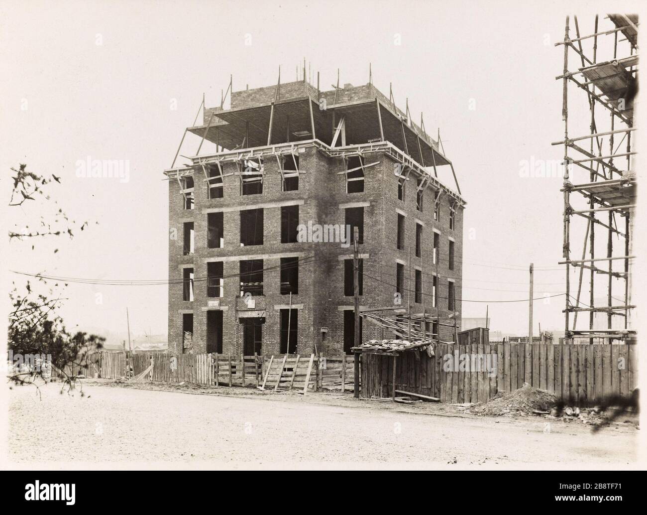 Schwedische Stiftung / Stand der Arbeit im März 1931. Fortschritt der schwedischen Stiftung, Cité Internationale Universitaire de Paris, 14. Bezirk Maison internationale dédiée aux Résidents de la Cité internationale universitaire de Paris (XIVème arr.). Etat des travaux de la Fondation suédoise en mars 1931. Tirage au gélatino-bromure d'argent. 1931. Paris, musée Carnavalet. Stockfoto
