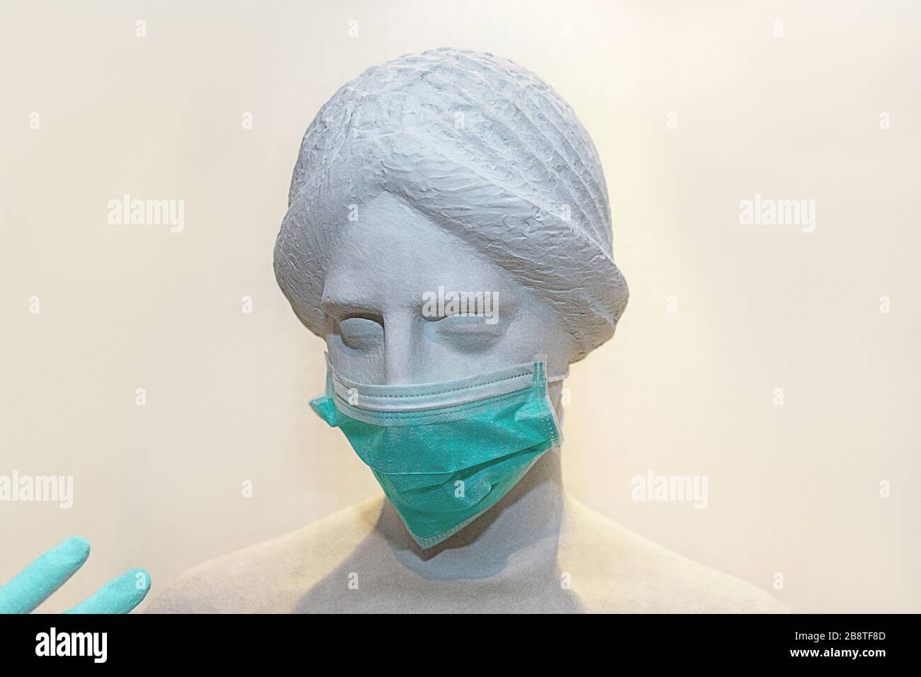 Leiter der Skulptur einer antiken Frau in Schutzmaske zur Infektionsabwehr bei Atemnot. Ausbruch des Coronavirus-Konzepts. Roman Coronavirus - 2019-nCoV. Die Aufschrift Stop Coronavirus COVID-19. Stockfoto
