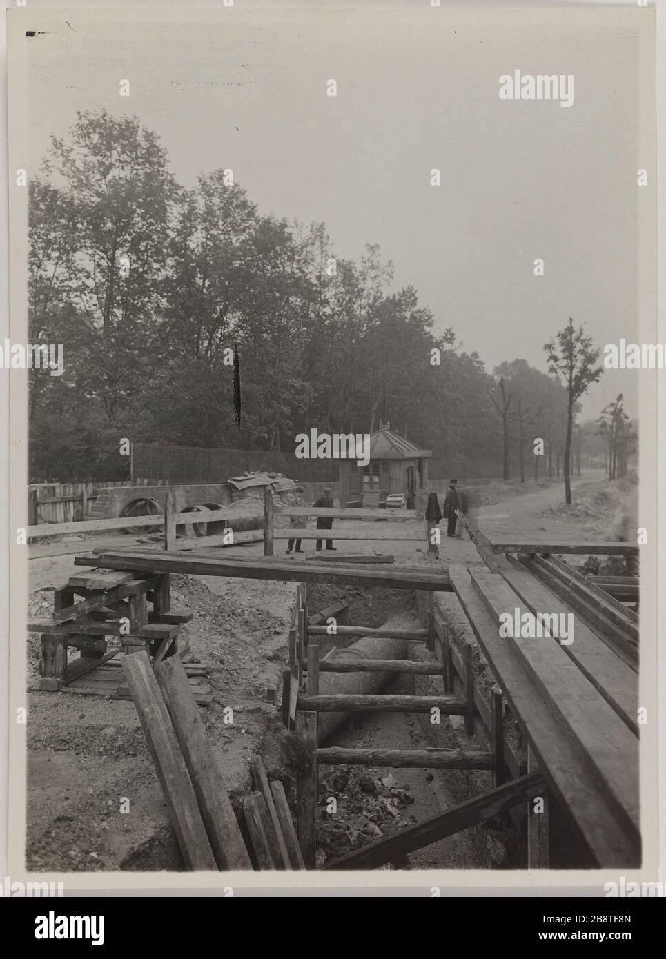 Betriebsunterdrückung / Übergang zur / BD Jourdan-Ebene. / März 1931. Werke Unterdrückung über den Boulevard Jourdan, in der Nähe der Cité Internationale Universitaire de Paris, 14. Bezirk Travaux de Suppression du Passage à niveau du Boulevard Jourdan, à proximité de la Cité internationale universitaire de Paris (XIVème arr.). Richtung Générale des Travaux de Paris et du département de la seine. Mars 1931. Paris, musée Carnavalet. Stockfoto