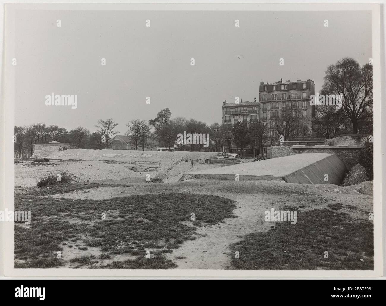 Bastion 81 / Entfernen [...] des Aquädukts des Ventils / März 1931. Bau des Aquädukts der Vanne, Cité Internationale Universitaire de Paris, 14. Bezirk Bastion 81. Travaux de l'aqueduc de la Vanne à proximité de la Cité internationale universitaire de Paris (XIVème arr.). Richtung Générale des Travaux de Paris et du département de la seine. Mars 1931. Paris, musée Carnavalet. Stockfoto