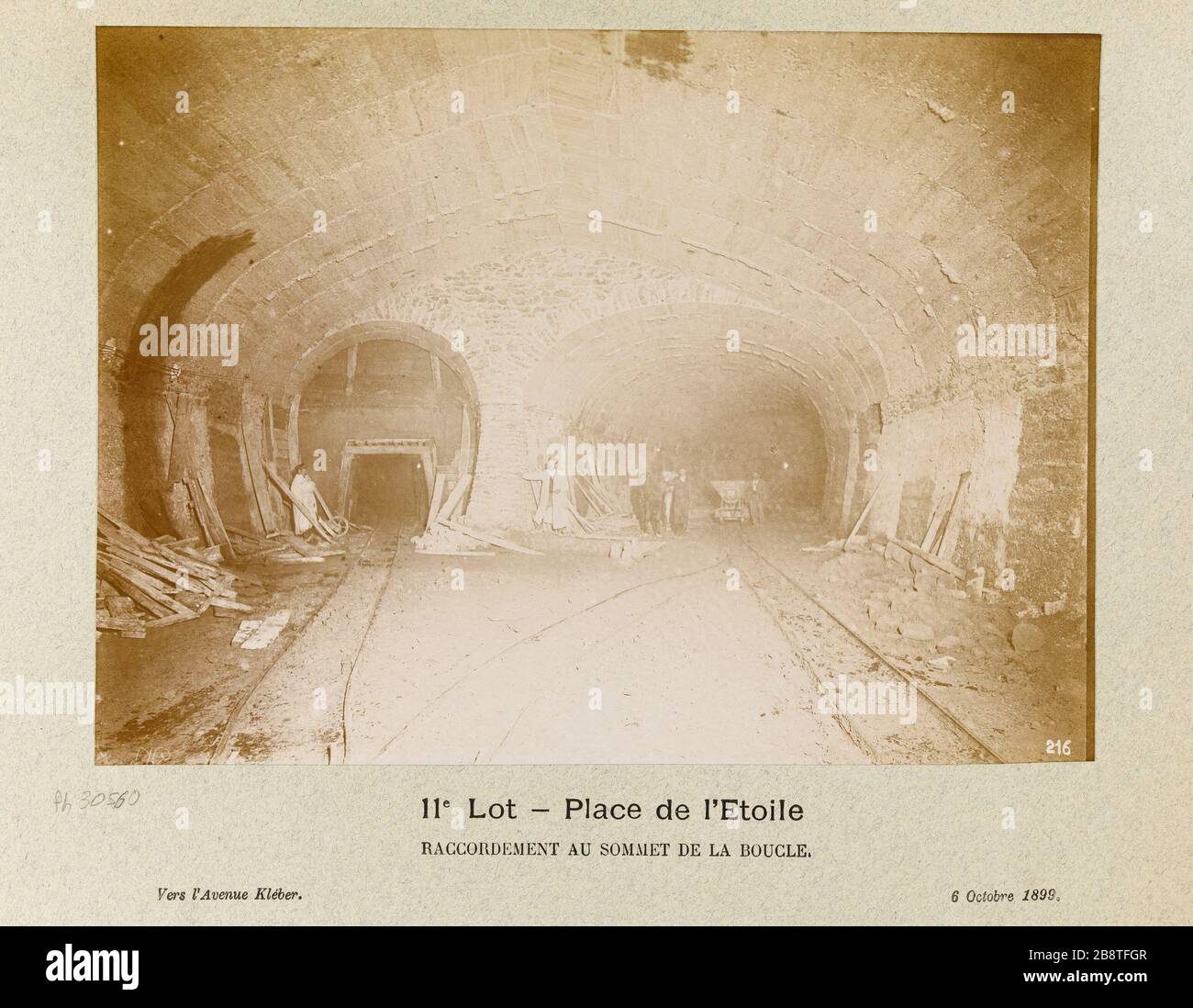 Batch 11 - platzieren Sie de l'Etoile/Anschluss am oberen Ende der Schleife. Der Bau der U-Bahn, Arc de Triomphe, 8. Bezirk, Paris. Maindron, Charles. 11e Lot - Place de l'Etoile / Raccordement au sommet de la boucle. "Vue de la Construction du métro, Place de l'Etoile, 8ème-Viertel, Paris". Aristoteles. 1899-10-06-1899-10-06. Paris, musée Carnavalet. Stockfoto