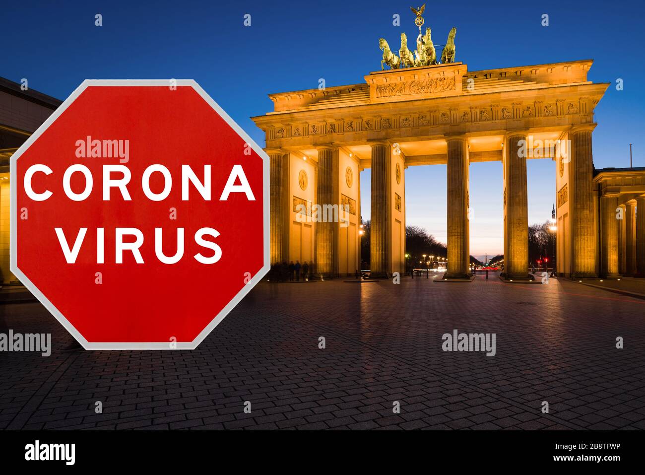 Berlin, Deutschland - 20. März 2020: Konzeptbild mit großem roten Coronavirus Warnschild vor dem Brandenburger Tor in der Abenddämmerung, Reisebeschränkung Konz Stockfoto