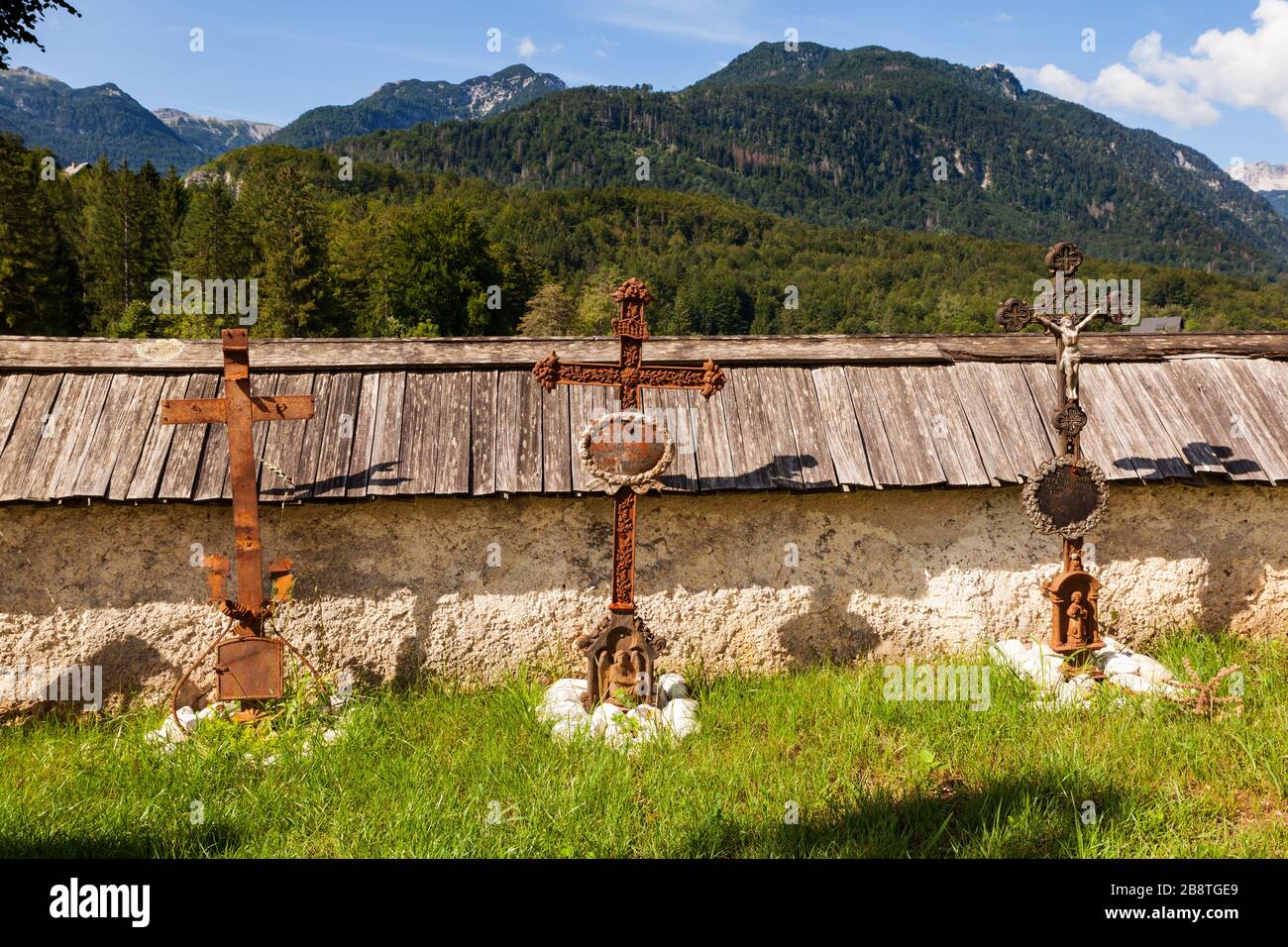 Blick auf das rostige Eisenkreuz in Bohinj, Slowenien Stockfoto