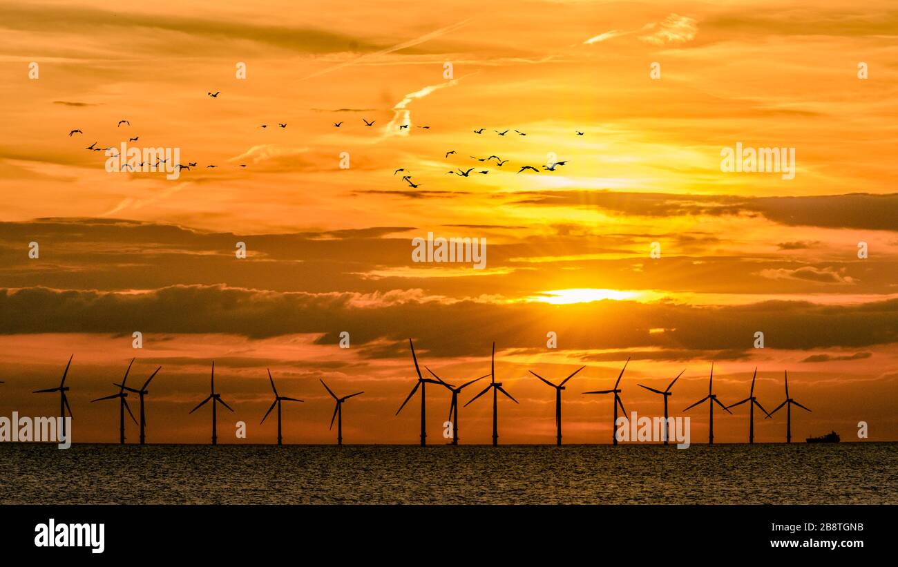 River Dee Estuary Wind Farm eine erneuerbare alternative Energie und umstrittene "Blot on the Landscape"-Stromquelle, River Dee Estuary UK Stockfoto
